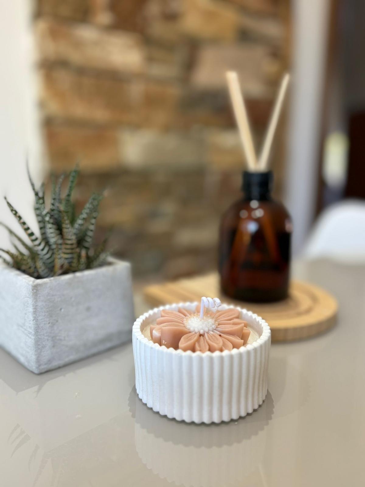 Vela artesanal en flor terracota