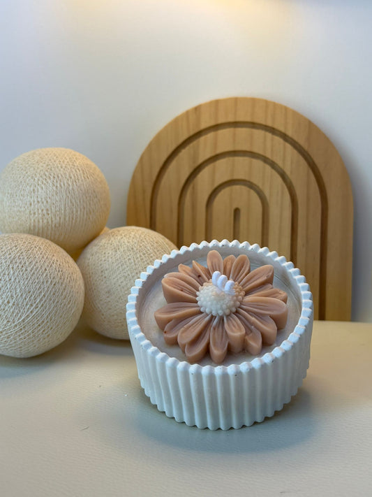 Vela artesanal en flor terracota